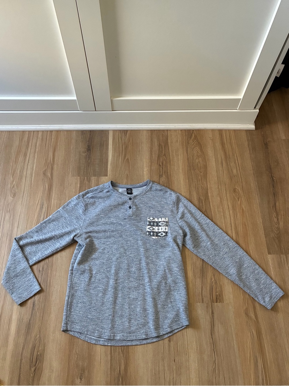 Volcom men’s Henley pullover long sleeve shirt sweater with pocket